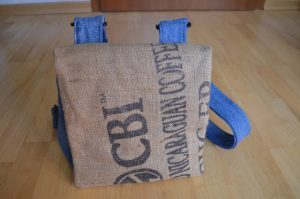 Tasche aus Kaffeesack und Jeans – Upcycling